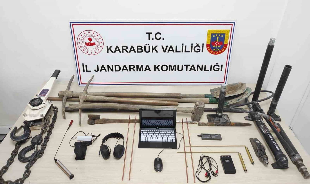 KARABÜK’TE JANDARMA EKİPLERİNCE DÜZENLENEN OPERASYONLARDA İZİNSİZ KAZI YAPAN ŞAHISLAR SUÇÜSTÜ...