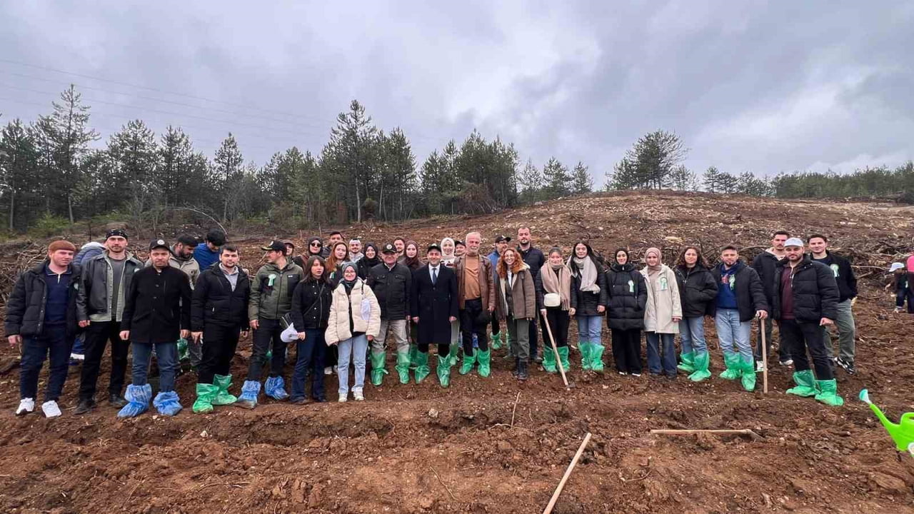 KARABÜK ÜNİVERSİTESİ ORMAN FAKÜLTESİ AKADEMİK PERSONELİ VE ÖĞRENCİLERİ, 21 MART DÜNYA ORMANCILIK...