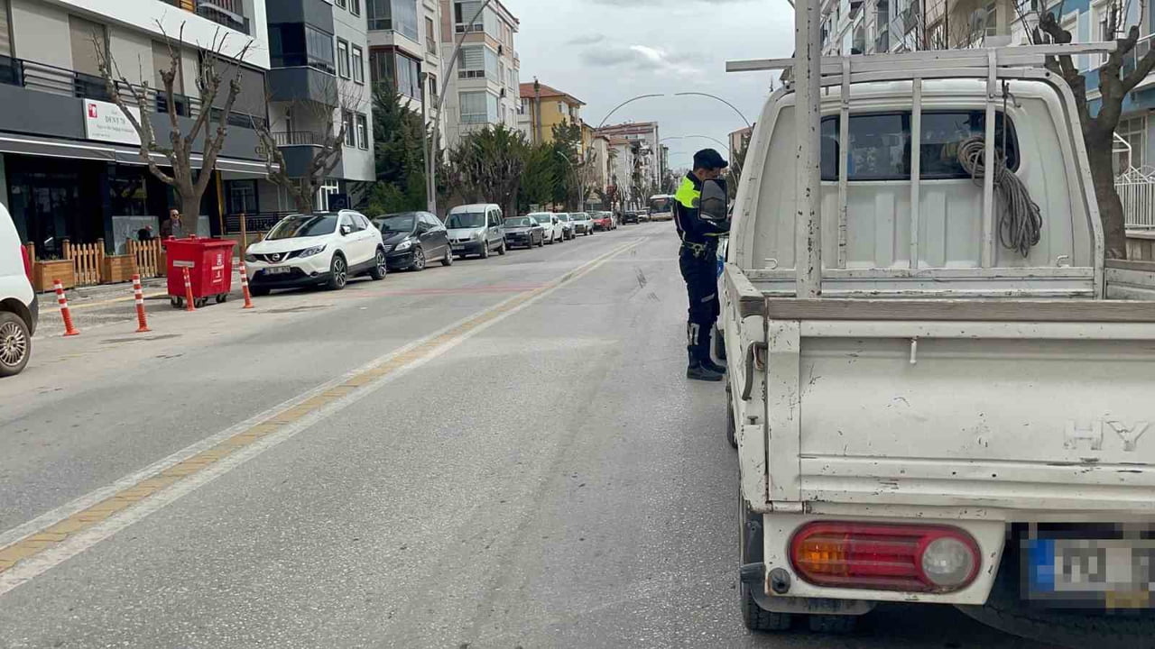 KARAMAN'DA YOLUN KARŞISINA GEÇMEYE ÇALIŞAN 11 YAŞINDAKİ ÇOCUK, KAMYONETİN ÇARPMASI SONUCU...