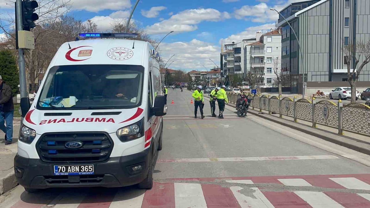 KARAMAN’DA CİPE ARKADAN ÇARPAN MOTOSİKLETİN SÜRÜCÜSÜ REFÜJE DÜŞEREK YARALANDI.