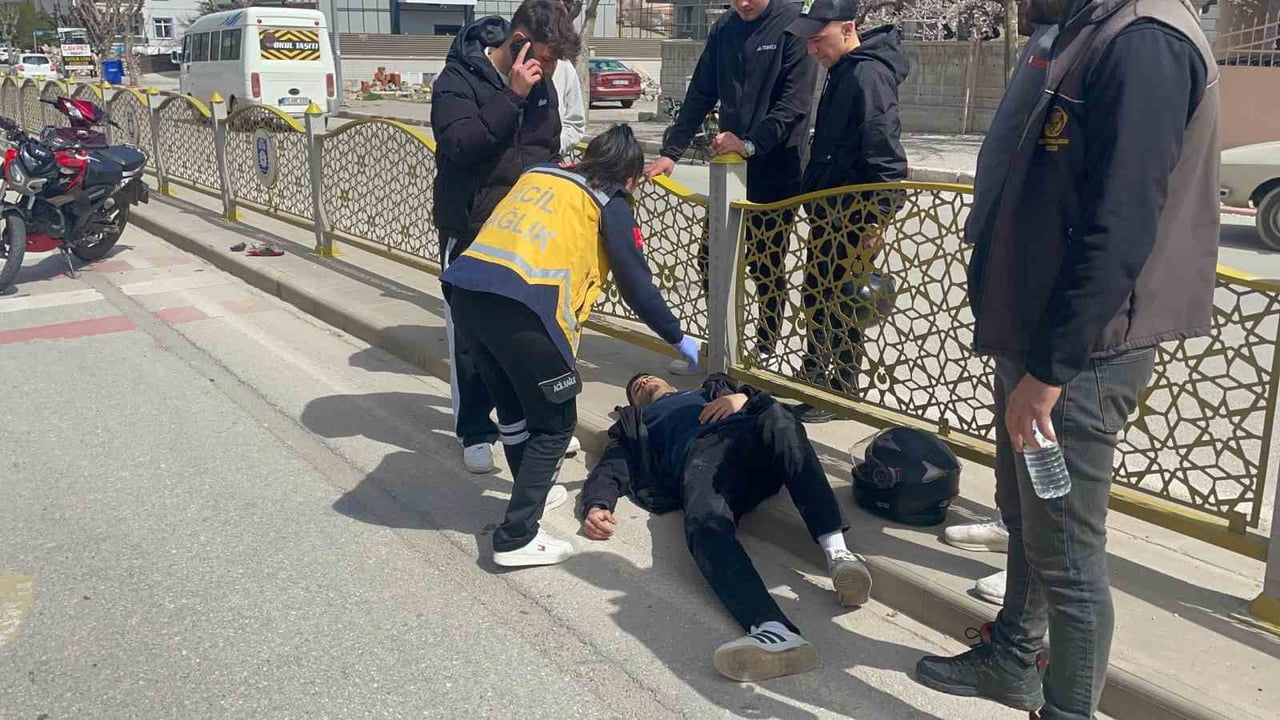 KARAMAN’DA CİPE ARKADAN ÇARPAN MOTOSİKLETİN SÜRÜCÜSÜ REFÜJE DÜŞEREK YARALANDI.