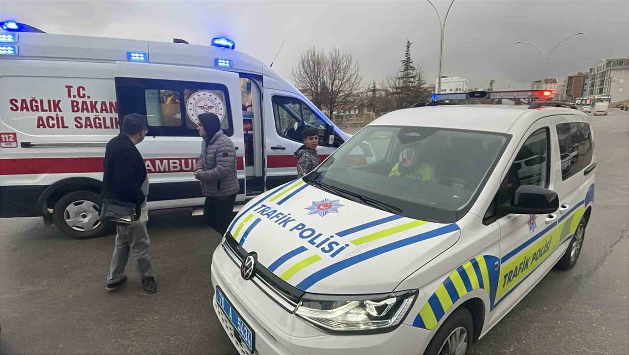 KARAMAN’DA ÜÇ ARACIN KARIŞTIĞI ZİNCİRLEME KAZADA 1 KİŞİ YARALANDI.