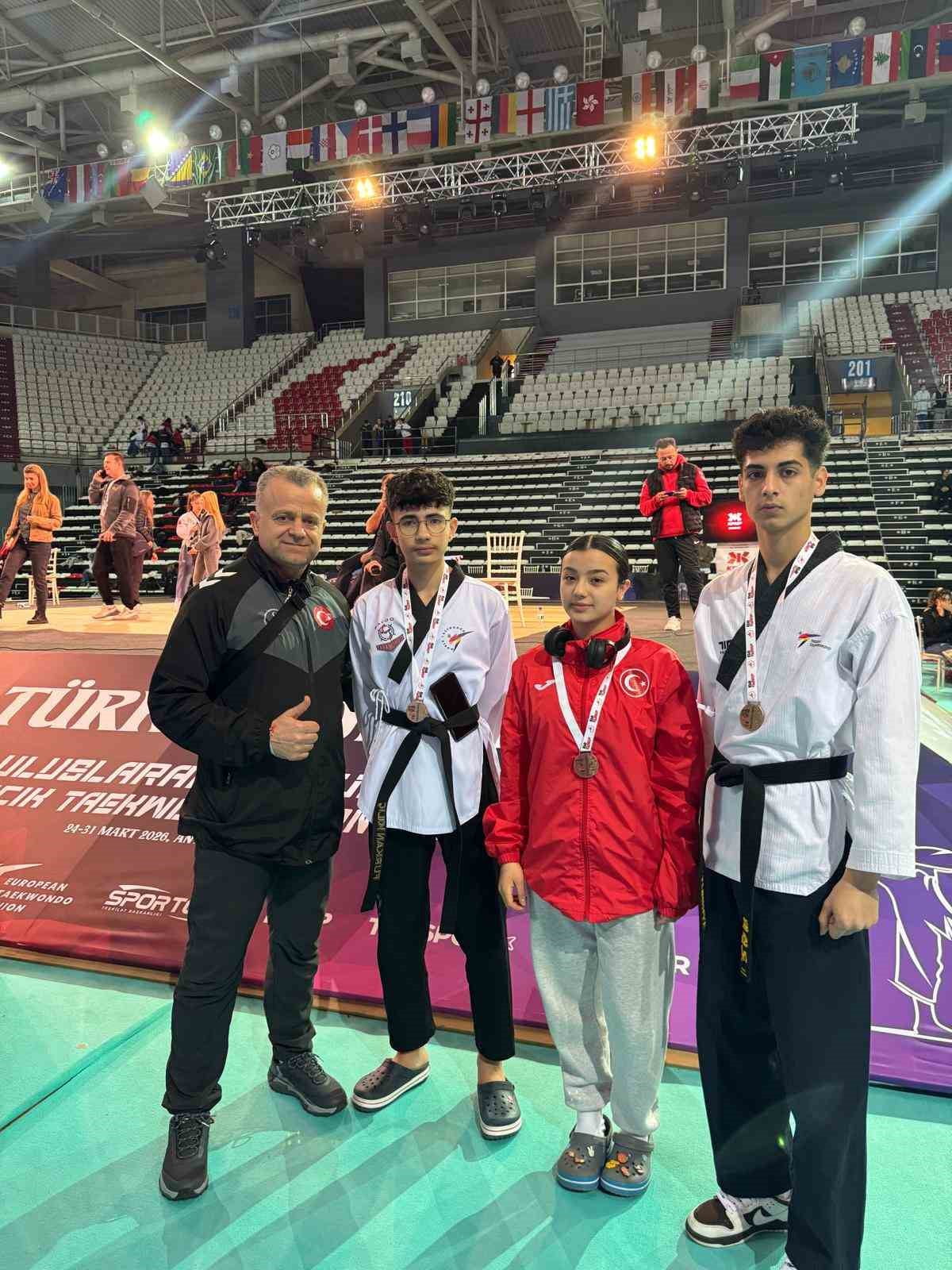 KARESİ TAEKWONDO SPOR'DAN5 SPORCU MİLLİ TAKIMA SEÇİLDİ TÜRKİYE ŞAMPİYONASINDA 1'İ ALTIN, 3 GÜMÜŞ...