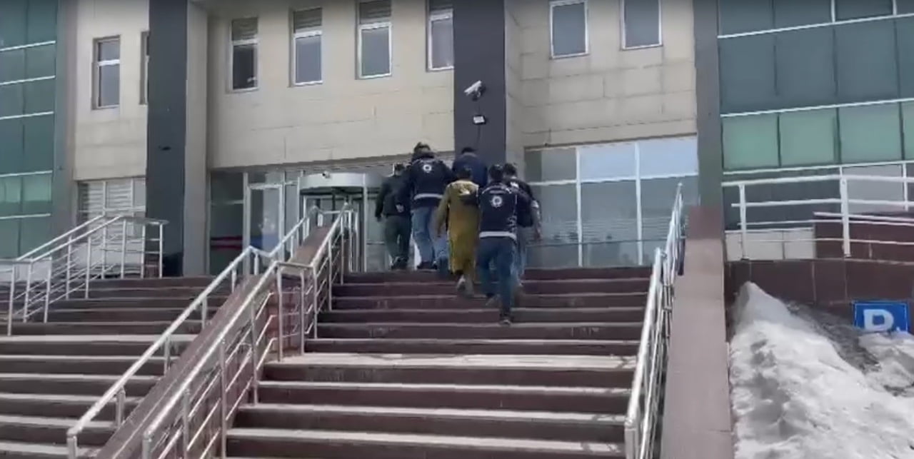 KARS'TA DURDURULAN BİR KAMYONETİN KASASINDA 12 AFGANİSTAN UYRUKLU DÜZENSİZ GÖÇMEN YAKALANDI....