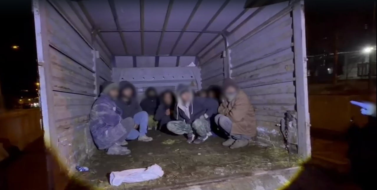 KARS'TA DURDURULAN BİR KAMYONETİN KASASINDA 12 AFGANİSTAN UYRUKLU DÜZENSİZ GÖÇMEN YAKALANDI....