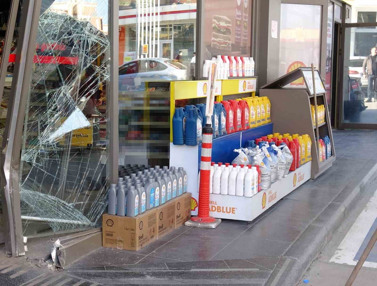 KASİYERLE TARTIŞTI ARACIYLA İSTASYONA DALDI