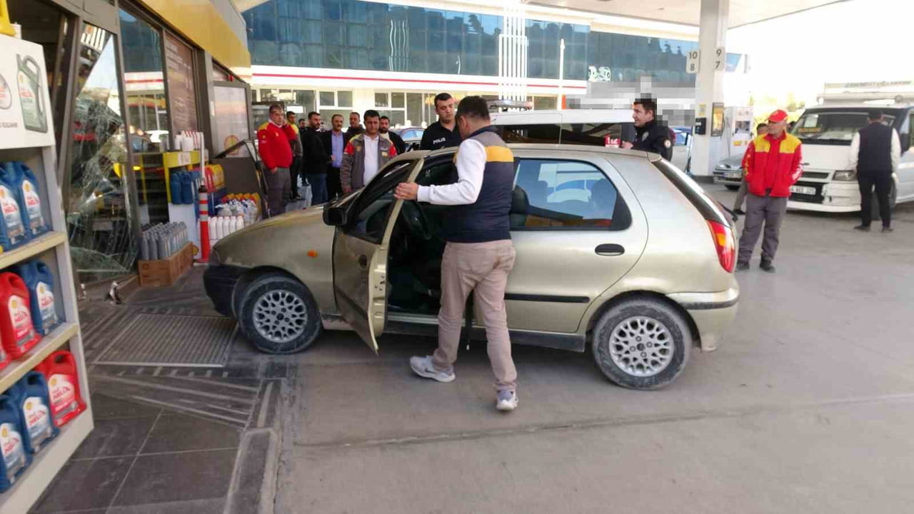 KASİYERLE TARTIŞTI ARACIYLA İSTASYONA DALDI