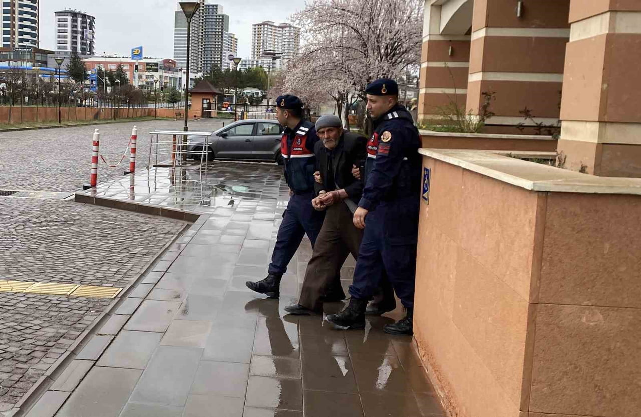 KASTAMONU’DA EVDE TARTIŞTIĞI OĞLUNU TÜFEKLE VURARAK ÖLDÜREN ŞAHIS TUTUKLANDI.