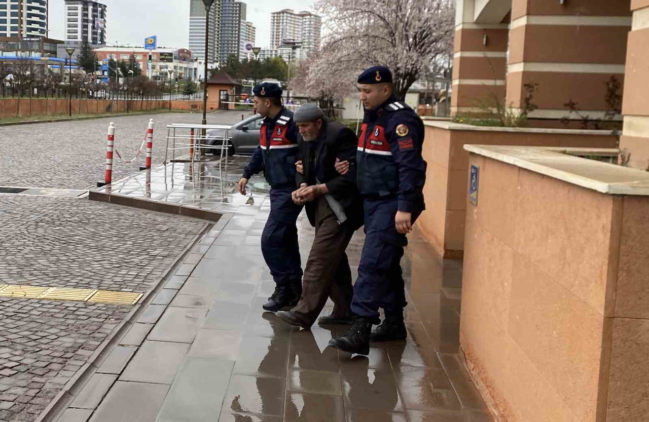 KASTAMONU’DA EVDE TARTIŞTIĞI OĞLUNU TÜFEKLE VURARAK ÖLDÜREN ŞAHIS TUTUKLANDI.