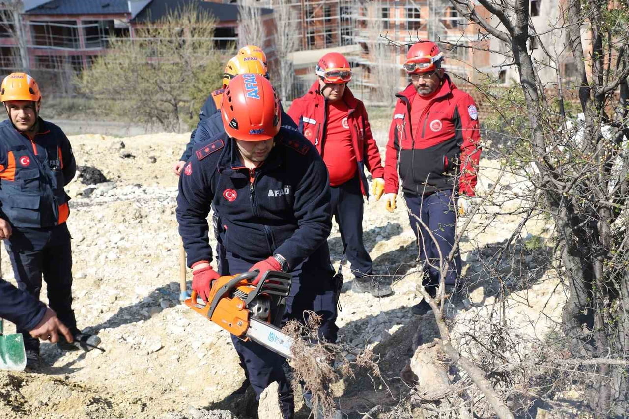 KASTAMONU’DA İL AFET VE ACİL DURUM MÜDÜRLÜĞÜNÜN KOORDİNASYONUNDA SENARYO GEREĞİ BİR KÖYDE YAŞANAN...