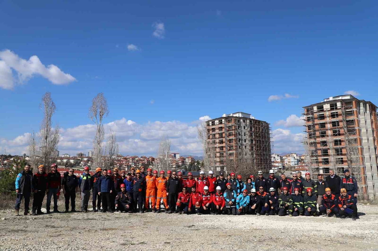 KASTAMONU’DA İL AFET VE ACİL DURUM MÜDÜRLÜĞÜNÜN KOORDİNASYONUNDA SENARYO GEREĞİ BİR KÖYDE YAŞANAN...