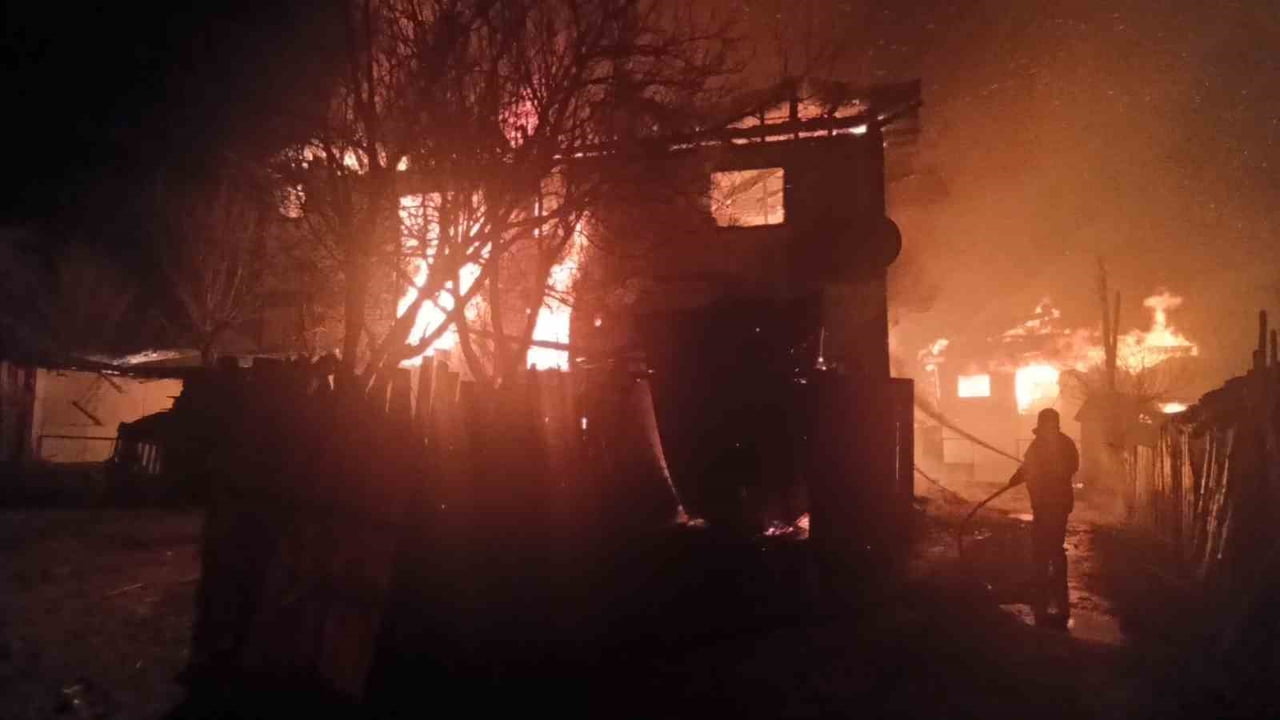 KASTAMONU’NUN DADAY İLÇESİNDE ÇIKAN YANGINDA İKİ KATLI İKİ EV İLE BİRLİKTE AHIR, ODUNLUK VE...