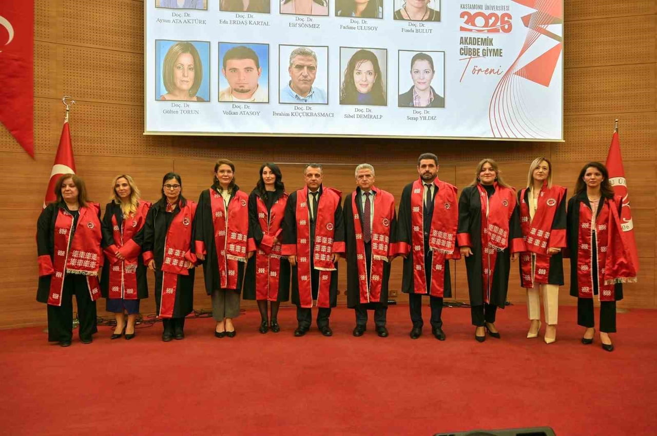 KASTAMONU ÜNİVERSİTESİ’NDE DÜZENLENEN TÖRENDE 89 AKADEMİSYEN CÜBBE GİYERKEN, BAŞARILI BULUNAN 95...