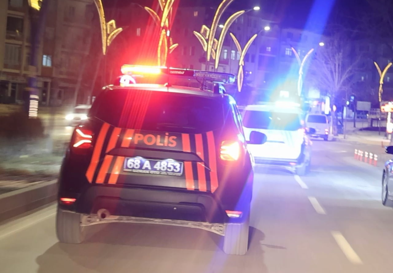 KAVGAYA KARIŞAN VE POLİS EKİPLERİNİN OLAY YERİNE İNTİKAL ETMESİYLE ARACINA BİNİP KAÇAN ŞAHIS İLE...