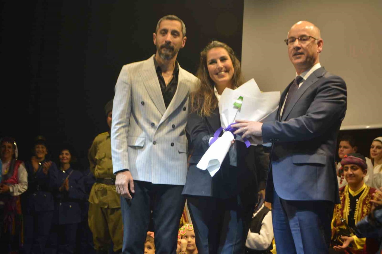 KAYMAKAM HASAN YAMAN (EN SAĞDA) ÇİÇEK VERDİ