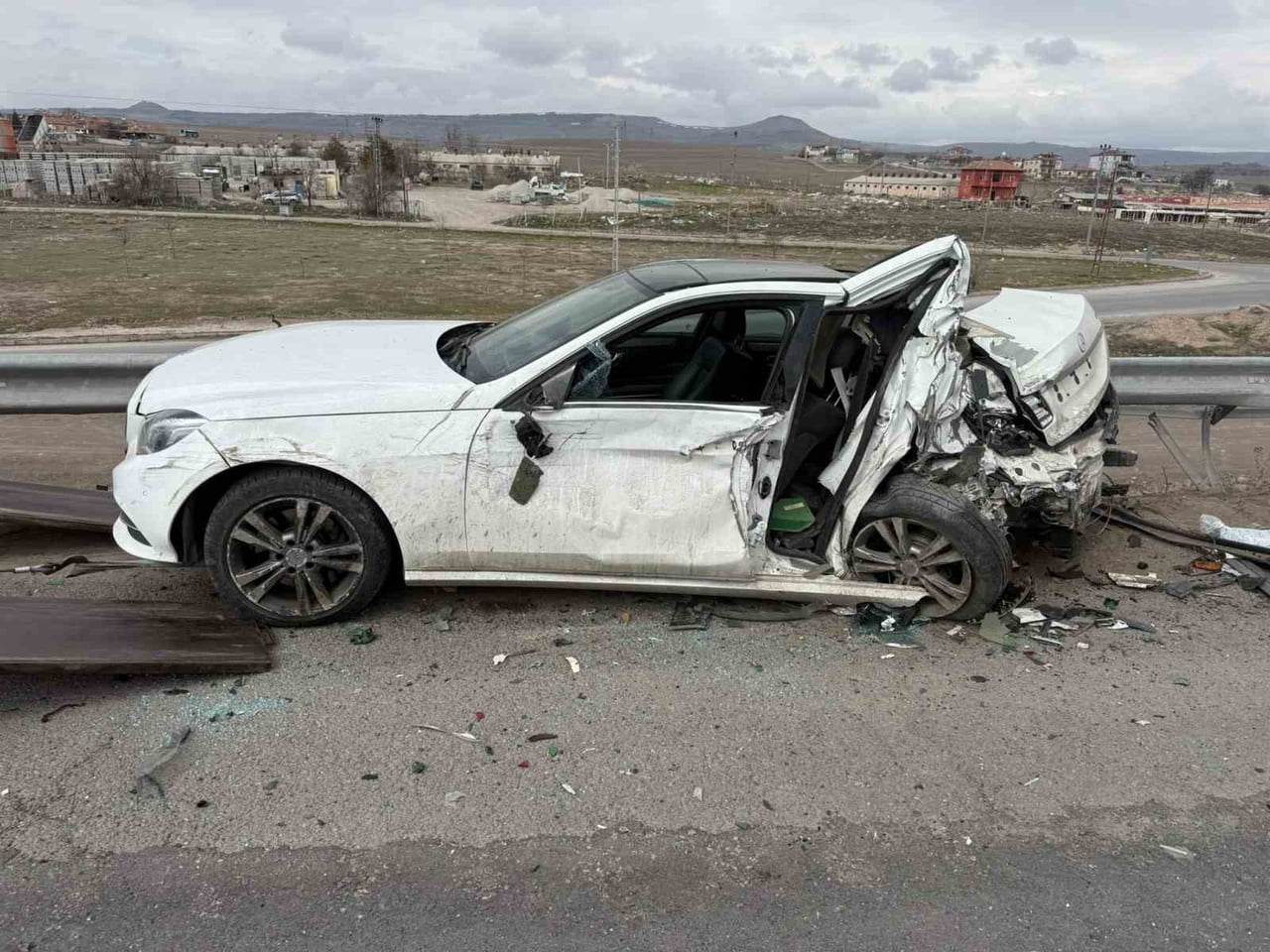 KAYSERİ'NİN KOCASİNAN İLÇESİNDE ARACININ ARIZALANMASI NEDENİYLE DURAN OTOMOBİLE TIRIN ÇARPMASI...