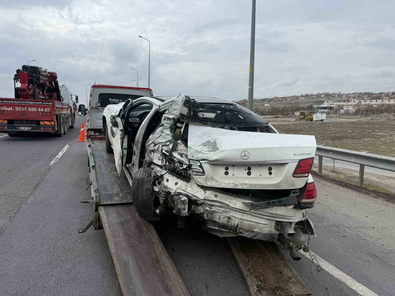 KAYSERİ'NİN KOCASİNAN İLÇESİNDE ARACININ ARIZALANMASI NEDENİYLE DURAN OTOMOBİLE TIRIN ÇARPMASI...