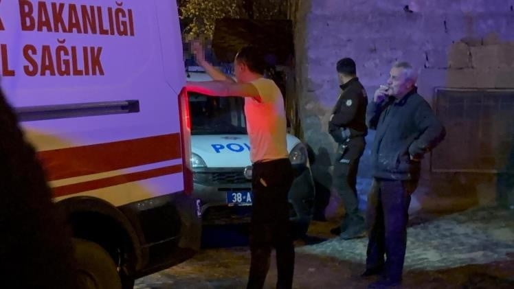 KAYSERİ’DE BACAĞINDAN YARALANAN ŞAHIS, EKİPLERİN İKAZINA RAĞMEN TÜTÜN YAKTI