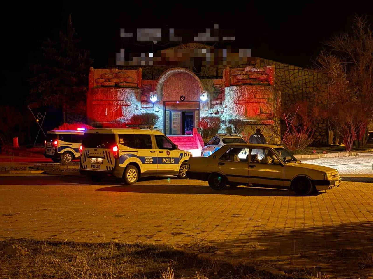 KAYSERİ’NİN KOCASİNAN İLÇESİNDE MÜŞTERİLER ARASINDA ÇIKAN KAVGAYI AYIRMAYA ÇALIŞAN GECE KULÜBÜ...