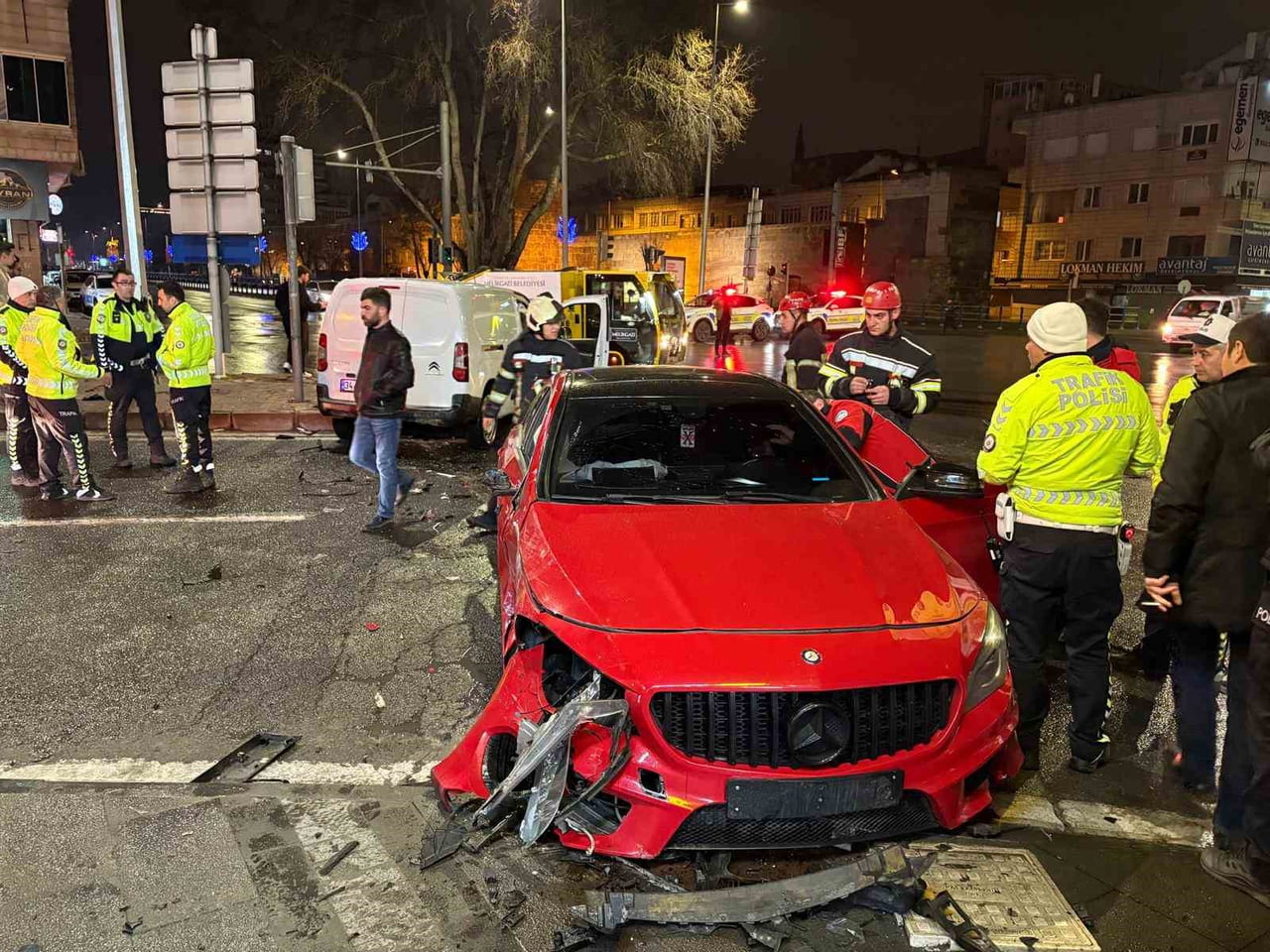 KAYSERİ’NİN KOCASİNAN İLÇESİNDE OTOMOBİLLE HAFİF TİCARİ OTOMOBİLİN ÇARPIŞTIĞI KAZADA SÜRÜCÜLER...