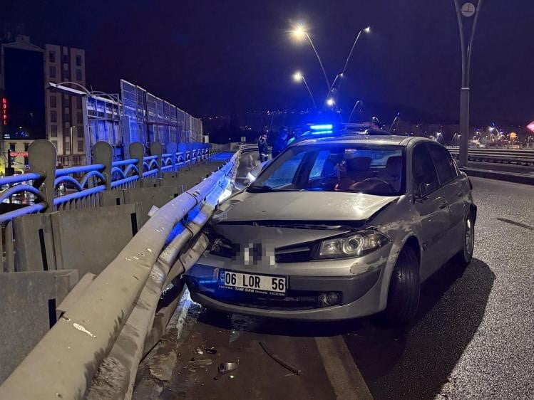 KAYSERİ’NİN MELİKGAZİ İLÇESİNDE DİREKSİYON HAKİMİYETİNİ KAYBEDEN SÜRÜCÜ BARİYERLERE GİRDİ. EKİPLER...