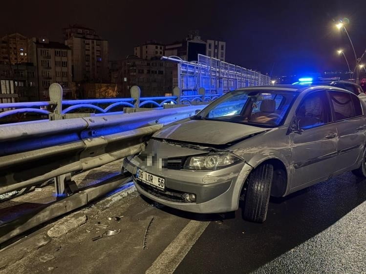 KAYSERİ’NİN MELİKGAZİ İLÇESİNDE DİREKSİYON HAKİMİYETİNİ KAYBEDEN SÜRÜCÜ BARİYERLERE GİRDİ. EKİPLER...