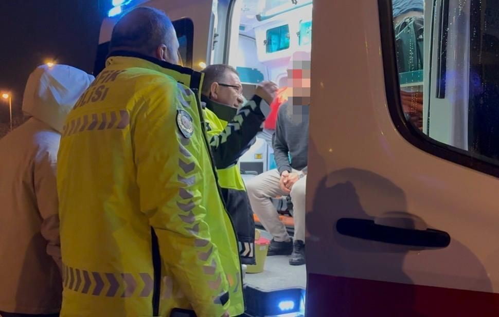 KAYSERİ’NİN MELİKGAZİ İLÇESİNDE GECE SAATLERİNDE REKLAM AFİŞİ DEĞİŞTİRMEK İÇİN YOL KENARINDAN...