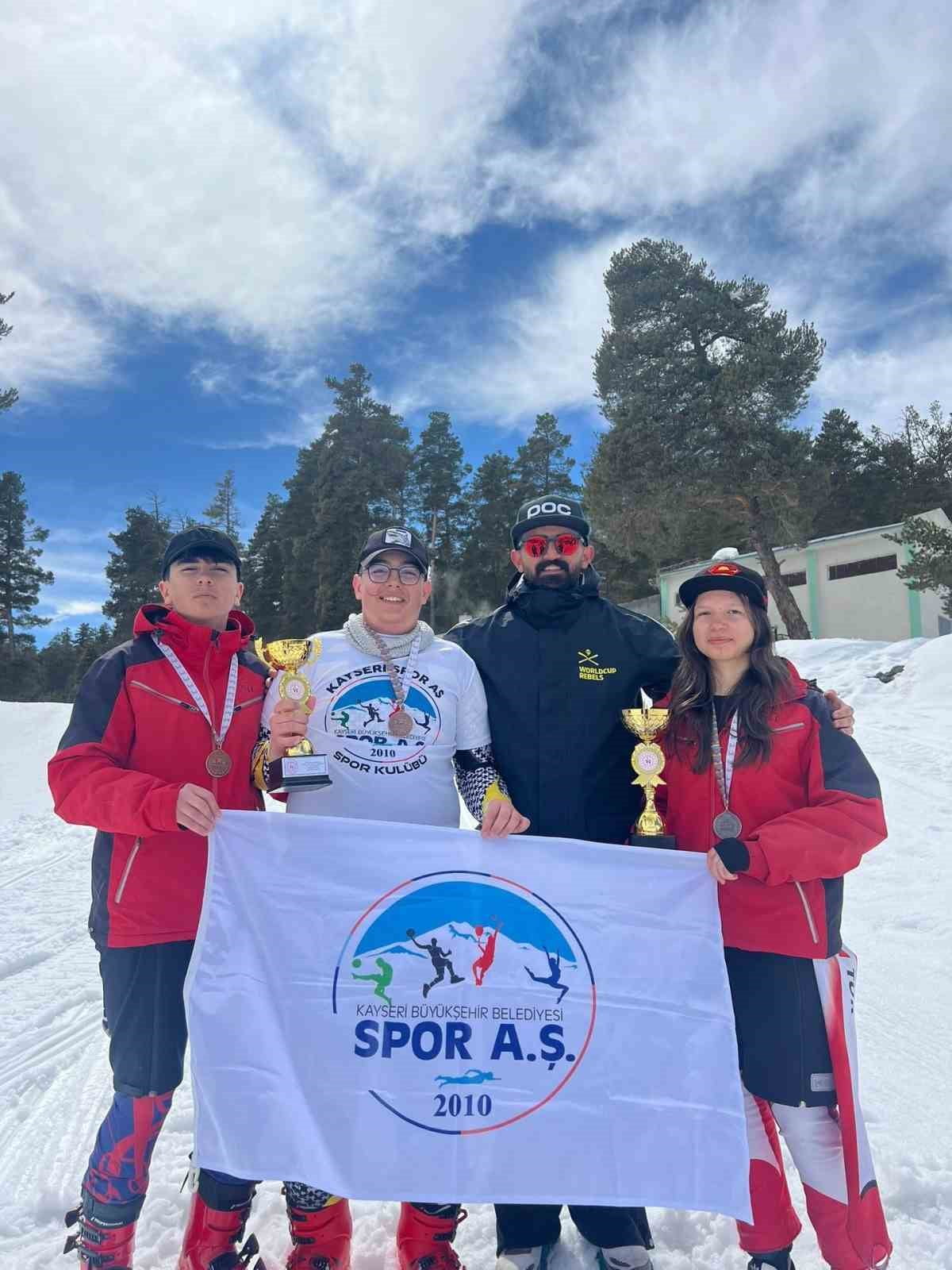 KAYSERİ SPOR A.Ş. SPOR KULÜBÜ SPORCULARI, SARIKAMIŞ’TA DÜZENLENEN ANADOLU YILDIZLAR LİGİ KAYAK ALP...
