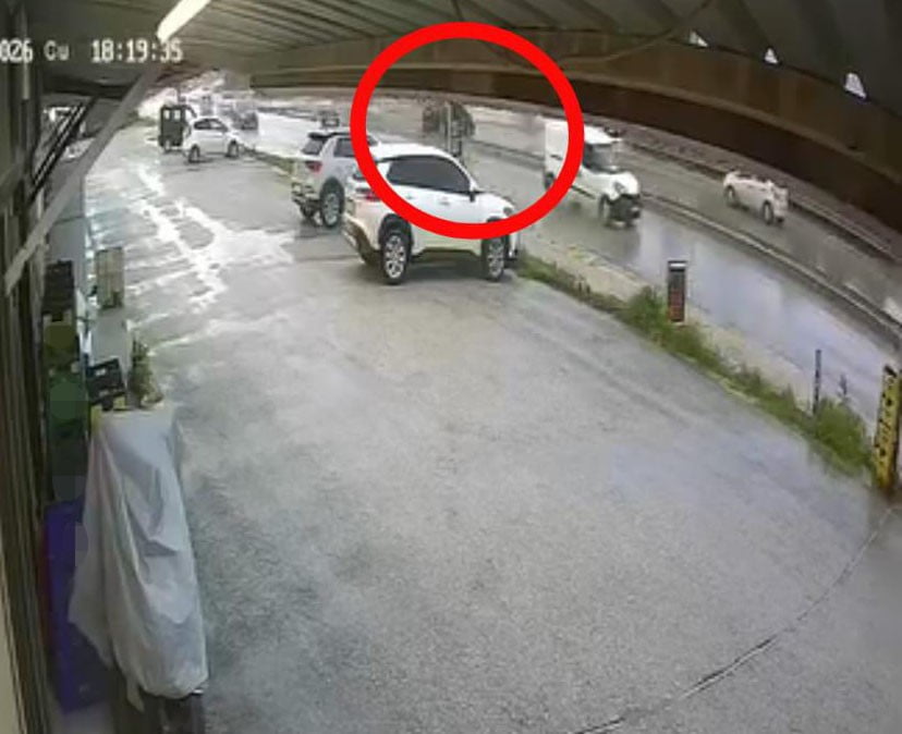 KAZA ANI GÜVENLİK KAMERASINA YANSIDI
