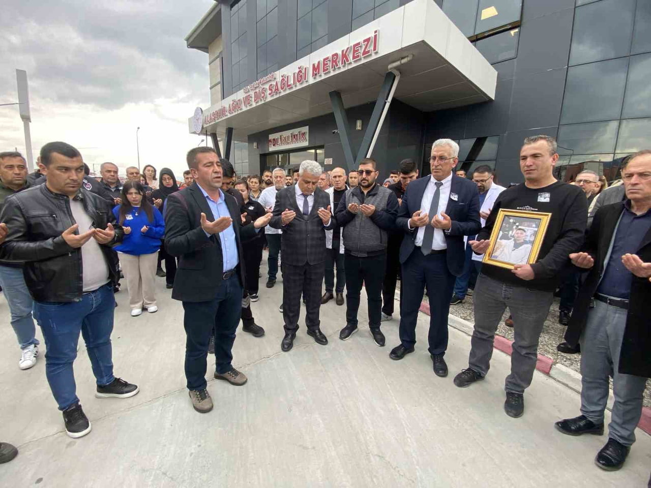 KAZADA ÖLEN MUHARREM YASİN ŞİMŞEK MESAİ ARKADAŞLARINDAN HELALLİK ALINDIKTAN SONRA TOPRAĞA...