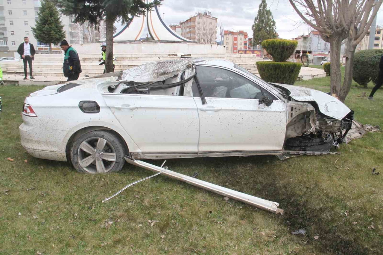 KAZADA OTOMOBİLİN MOTOR VE DİĞER AKSAMLARI YERİNDEN KOPARAK KAVŞAĞA VE GENİŞ BİR ALANA...