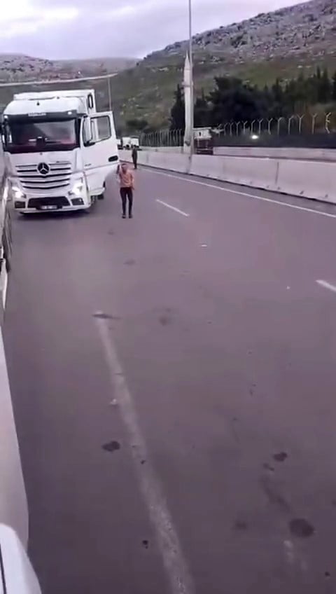 KAZAYA SİNİRLENEN TIRCI "AYNAMA VURDUN" DEYİP, MESLEKTAŞINA DEMİR SOPAYLA SALDIRDI