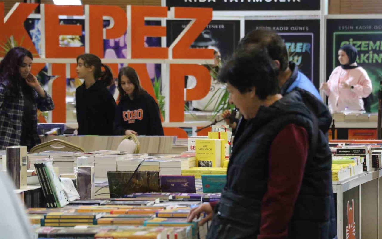 KEPEZ BELEDİYE BAŞKANI MESUT KOCAGÖZ KEPEZ KİTAP FUARI DÖRDÜNCÜ GÜNÜNDE FUAR ALANINDA BULUNAN...