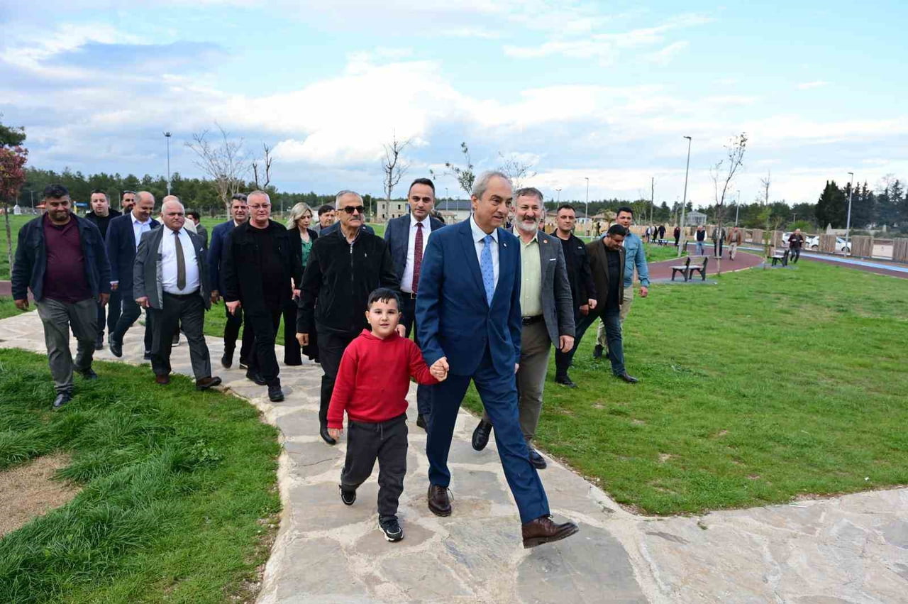 KEPEZ BELEDİYE BAŞKANI MESUT KOCAGÖZ, MECLİS ÜYELERİYLE BİRLİKTE İLÇEDE TAMAMLANAN VE YAPIMI SÜREN...