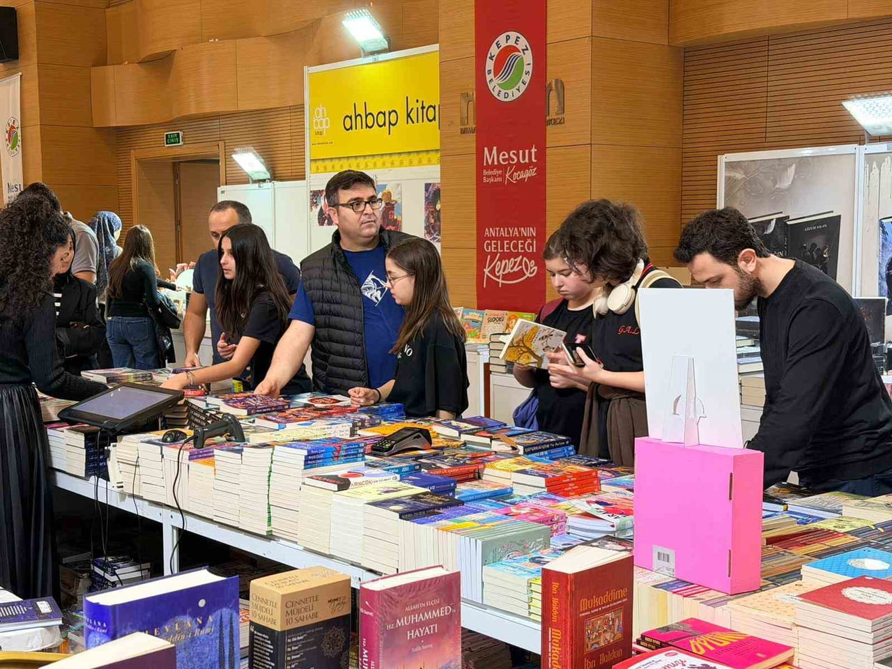 KEPEZ BELEDİYESİ TARAFINDAN DÜZENLENEN KEPEZ KİTAP FUARI, BU YILDA YOĞUN İLGİYLE DEVAM EDİYOR....