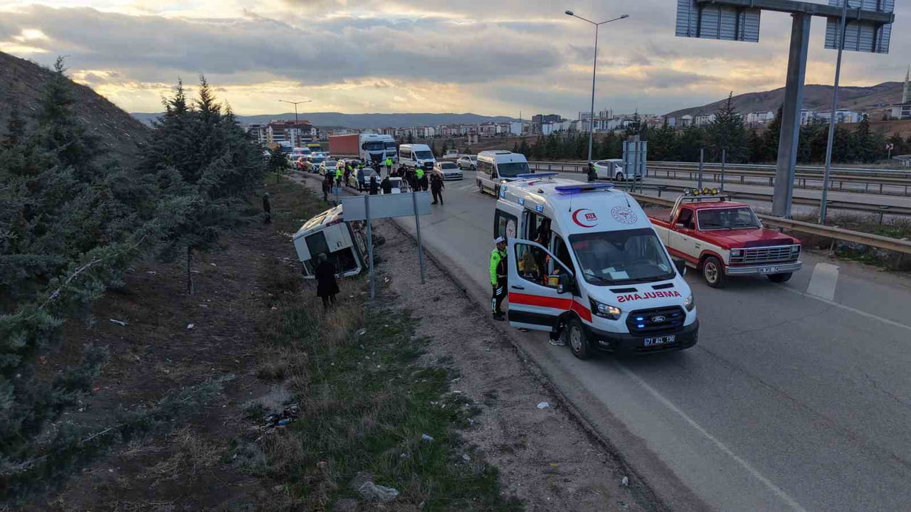 KIRIKKALE’DE KAMYONLA ÇARPIŞTIKTAN SONRA ŞARAMPOLE DEVRİLEN İŞÇİ SERVİSİNDEKİ 5 KİŞİ...