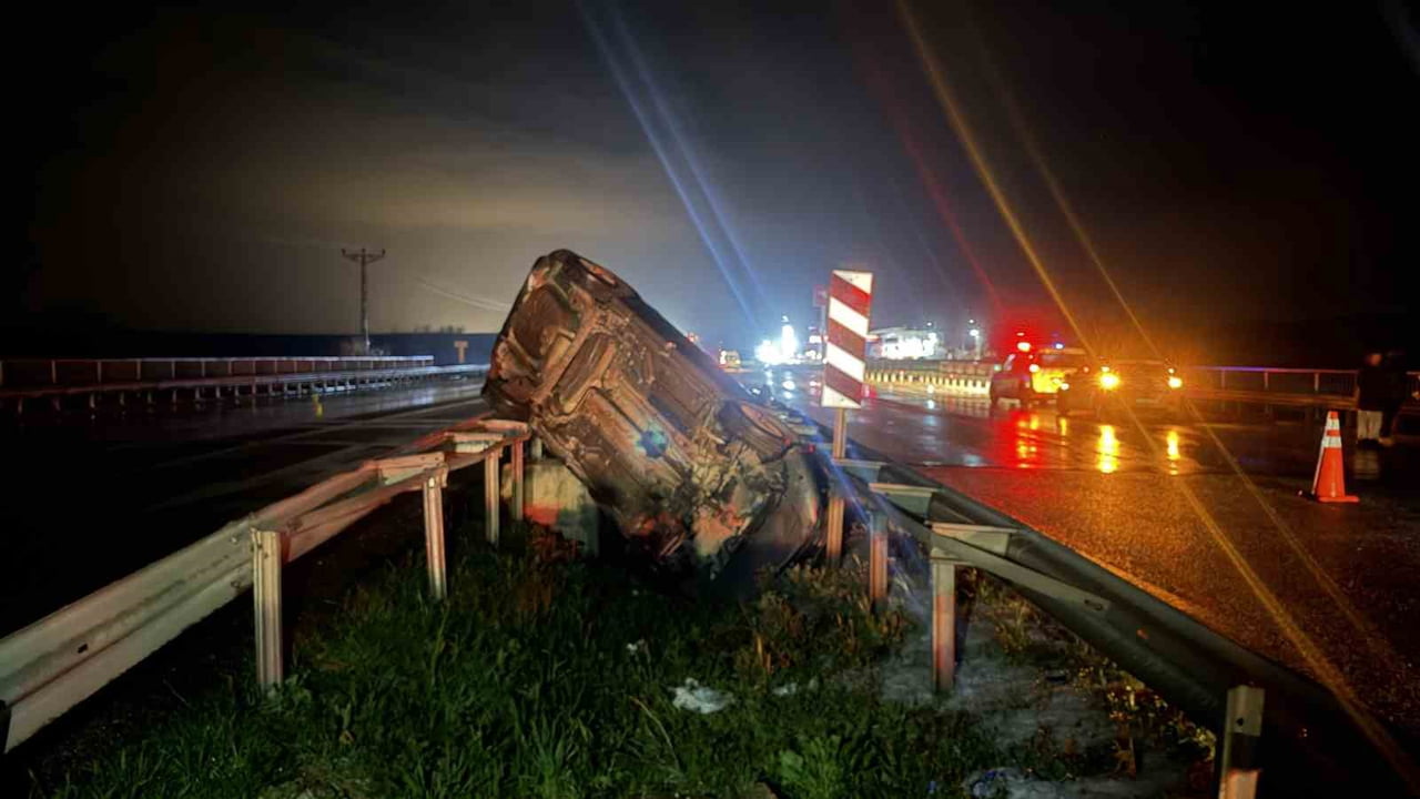 KIRKLARELİ'NİN LÜLEBURGAZ İLÇESİNDE MEYDANA GELEN ZİNCİRLEME TRAFİK KAZASINDA 2 KİŞİ YARALANIRKEN...