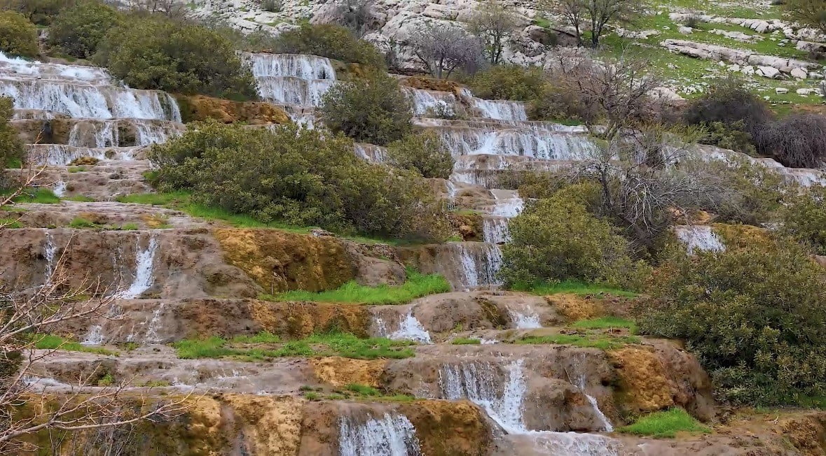 KIRSAL BAŞDEĞİRMEN MAHALLESİ’NDE BULUNAN ŞELALENİN GÖRÜNTÜLERİ, BÖLGENİN DOĞAL ZENGİNLİĞİNİ BİR...