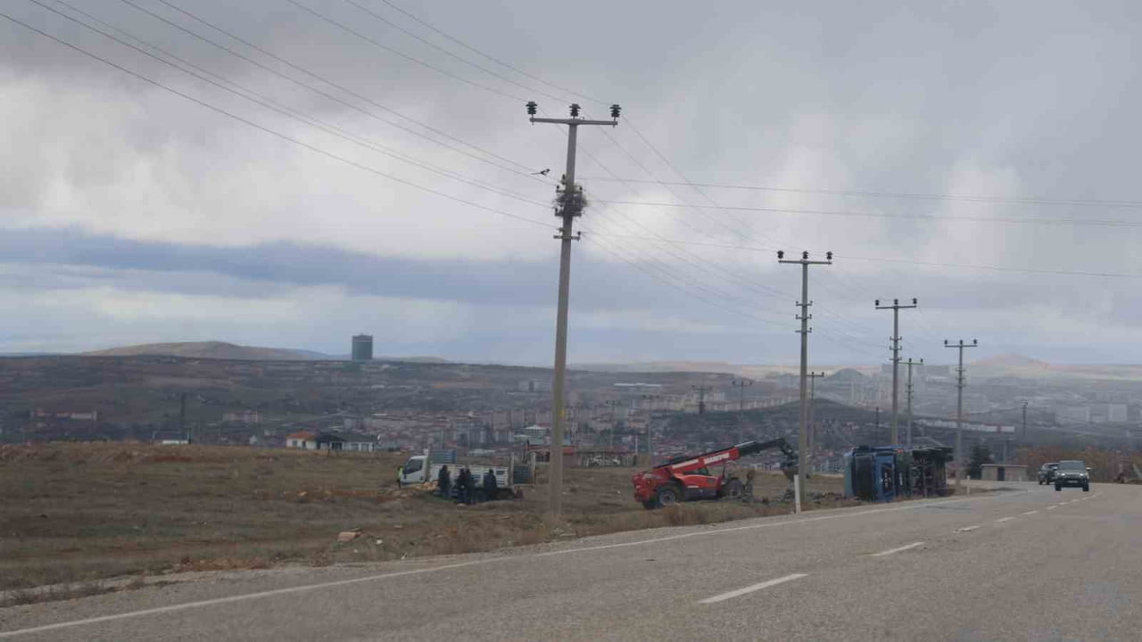 KIRŞEHİR’DE SEYİR HALİNDEKİ KİREMİT YÜKLÜ KAMYONUN DİREKSİYONUNUN KİLİTLENMESİ SONUCU MEYDANA...