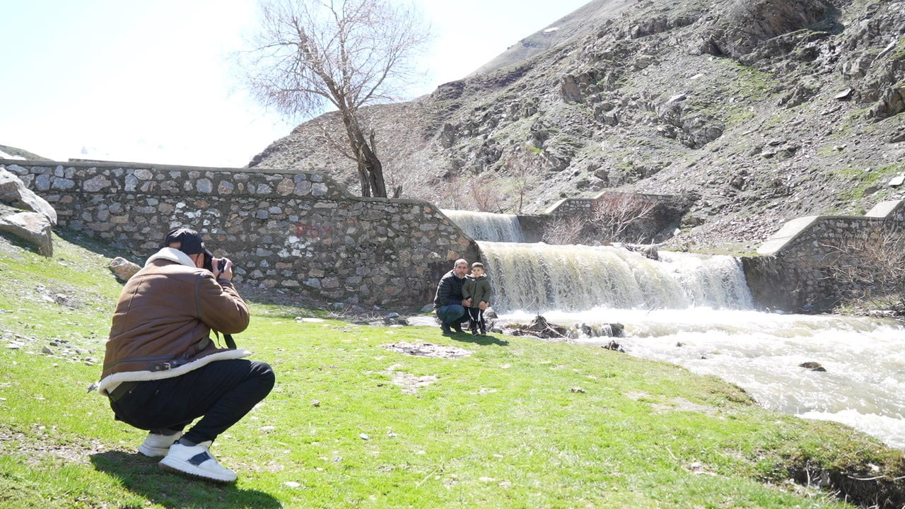 KIŞIN SERT GEÇTİĞİ MUŞ’TA HAVALARIN ISINMASIYLA BİRLİKTE ERİYEN KAR SULARI, ŞELALE VE AKARSULARIN...