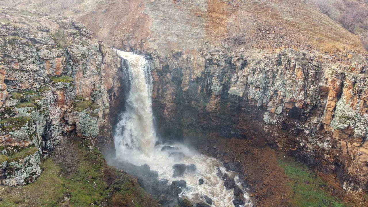 KIŞIN SERT GEÇTİĞİ MUŞ’TA HAVALARIN ISINMASIYLA BİRLİKTE ERİYEN KAR SULARI, ŞELALE VE AKARSULARIN...