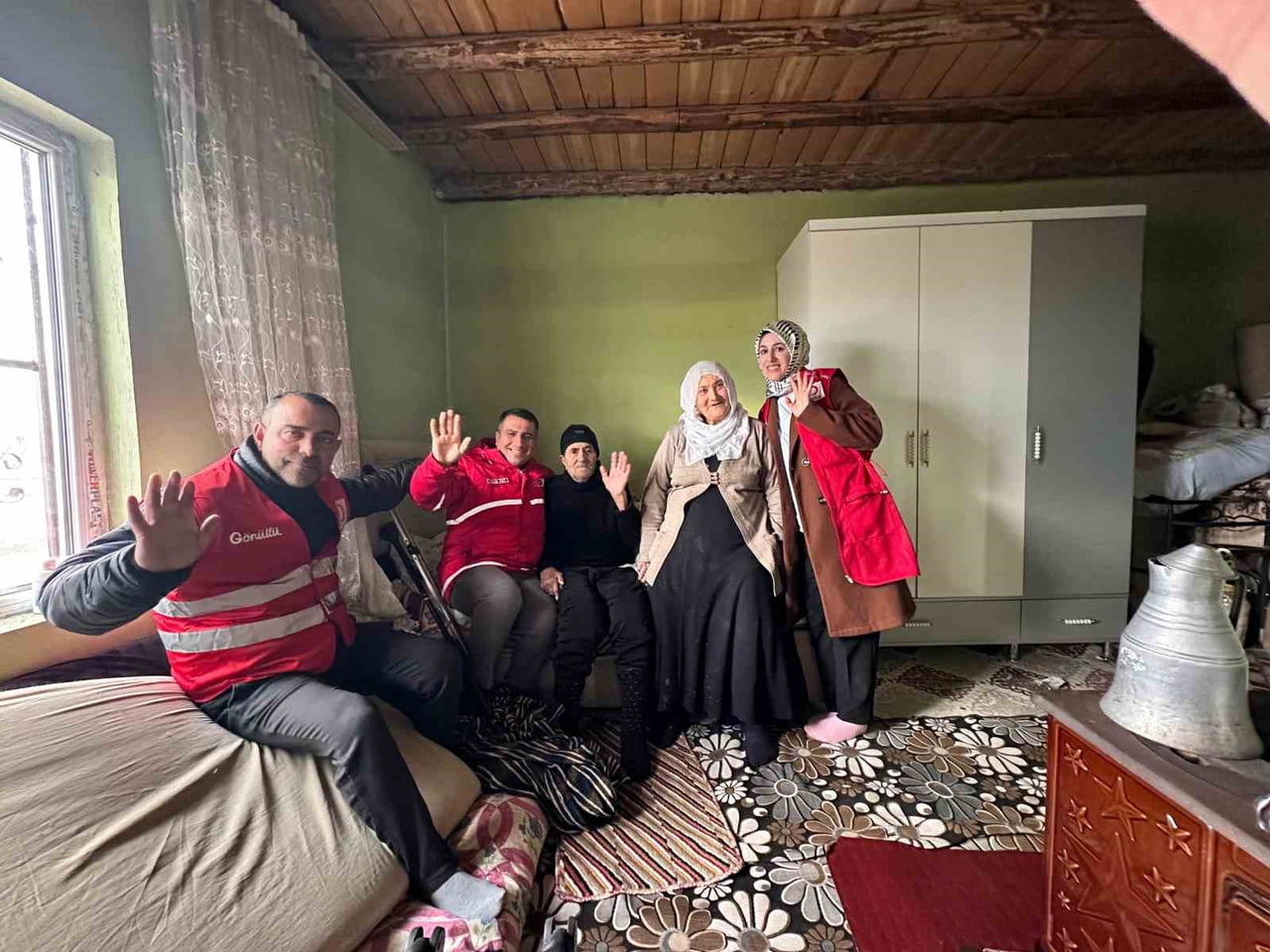 KIZILAY MURADİYE ŞUBESİ BAŞKANI SELÇUK YAY, KIZILAY EKİPLERİYLE BİRLİKTE YAŞLILARI ZİYARET EDEREK...