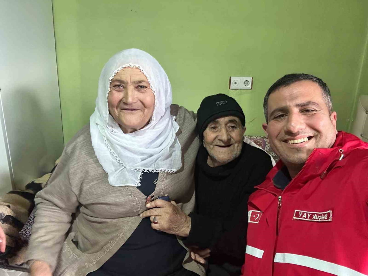 KIZILAY MURADİYE ŞUBESİ BAŞKANI SELÇUK YAY, KIZILAY EKİPLERİYLE BİRLİKTE YAŞLILARI ZİYARET EDEREK...