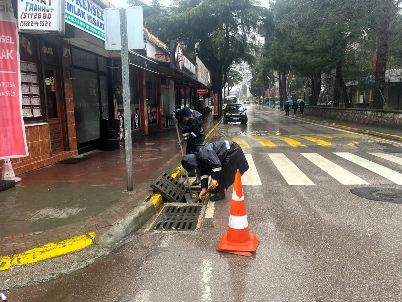 KOCAELİ'DE BELEDİYE EKİPLERİ KENT GENELİNDE ETKİLİ OLAN YAĞIŞLAR NEDENİYLE YAŞANABİLECEK SU...