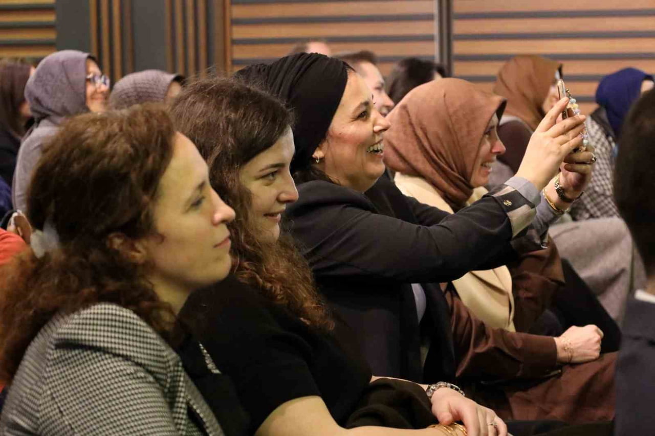 KOCAELİ'DE KÜTÜPHANELERDE ÇALIŞAN PERSONELLER İÇİN DÜZENLENEN MOTİVASYON PROGRAMINDA ÇALIŞANLAR...