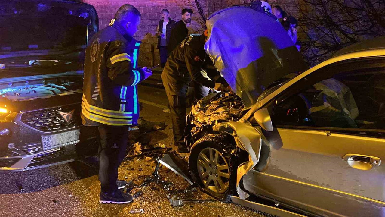 KOCAELİ'DE YERE DÖKÜLEN SIVININ YOLU KAYGINLAŞTIRMASI NETİCESİNDE 2 OTOMOBİL KAFA KAFAYA ÇARPIŞTI...