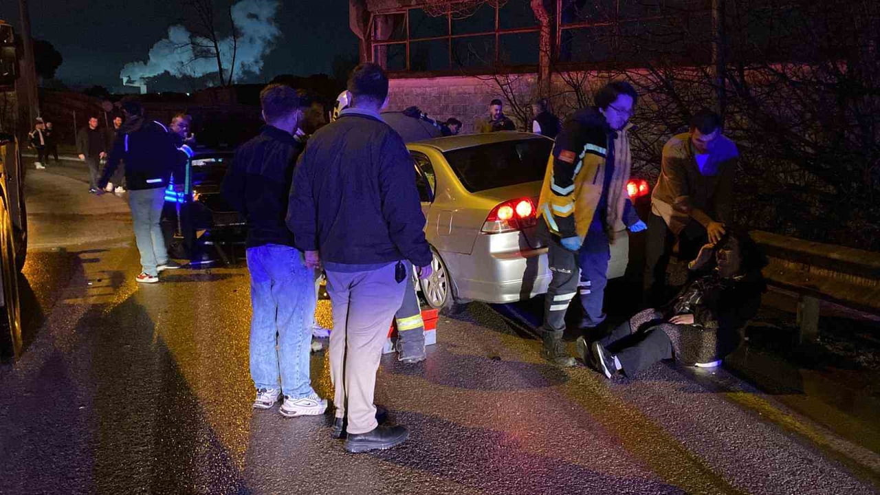 KOCAELİ'DE YERE DÖKÜLEN SIVININ YOLU KAYGINLAŞTIRMASI NETİCESİNDE 2 OTOMOBİL KAFA KAFAYA ÇARPIŞTI...