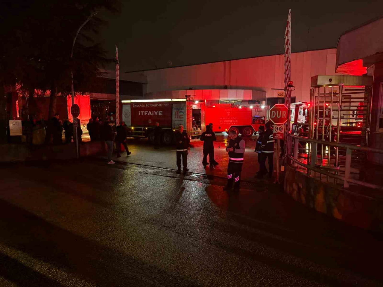 KOCAELİ'NİN BAŞİSKELE İLÇESİNDE RAF İMALATI YAPILAN FABRİKA ALEV ALEV YANDI. YANGIN İTFAİYENİN...