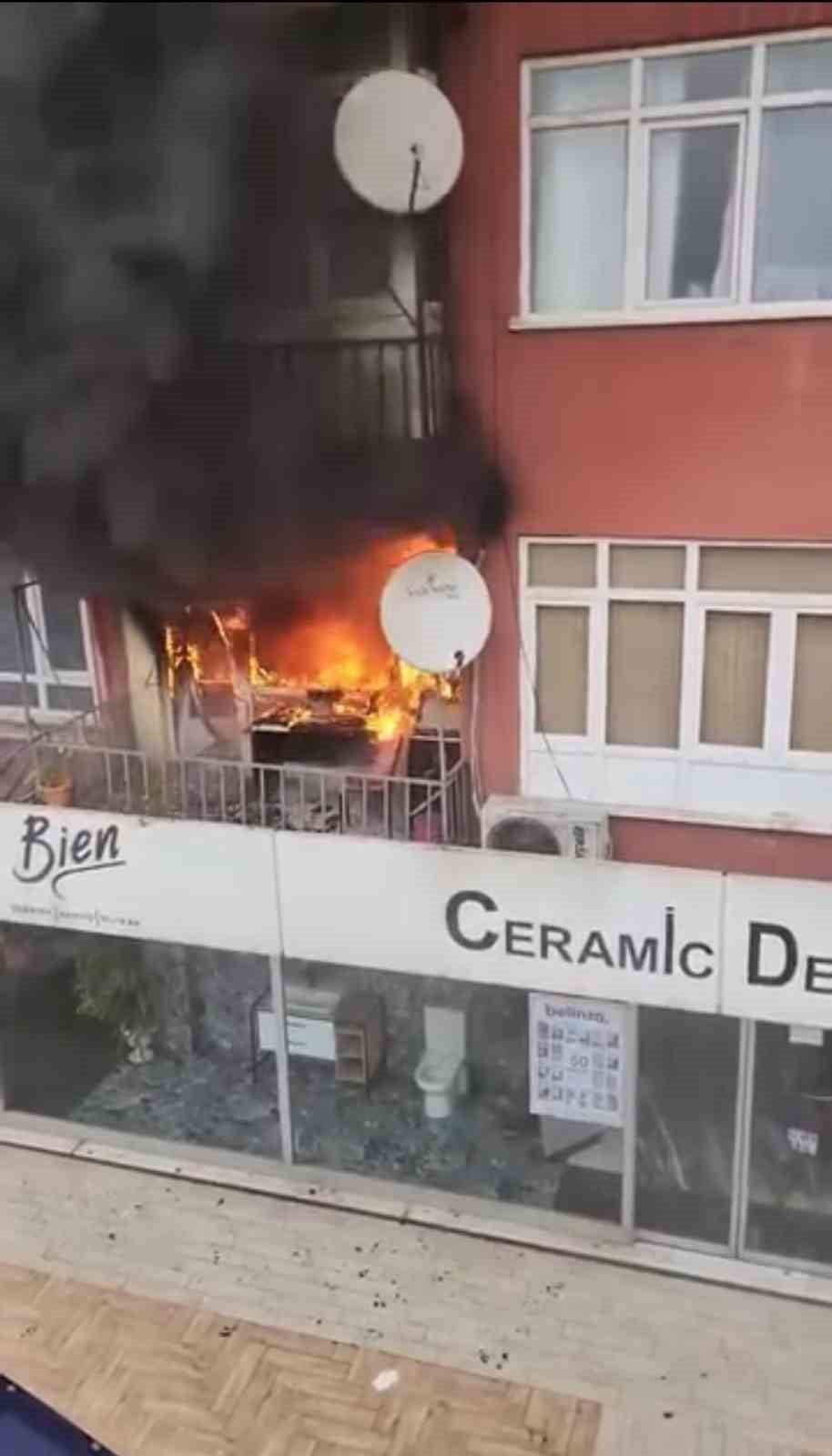 KOCAELİ'NİN GÖLCÜK İLÇESİNDE 8 KATLI BİR APARTMANIN 1. KATINDA ÇIKAN YANGINDA, EVDEN KURTARILAN...