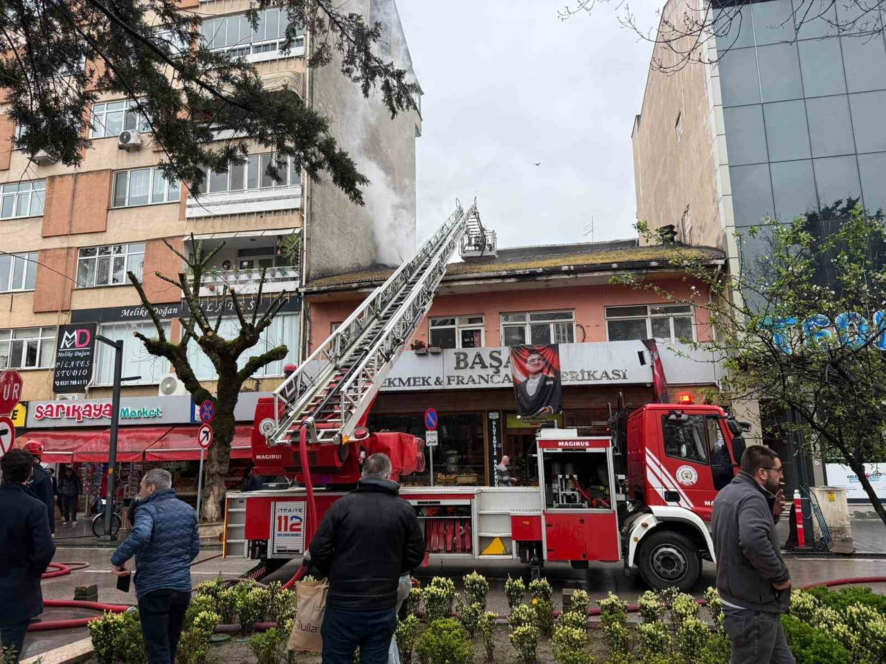 KOCAELİ'NİN İZMİT İLÇESİNDE İKİ KATLI BİNANIN BİRİNCİ KATINDAKİ FIRININ BACASI TUTUŞTU. İTFAİYENİN...